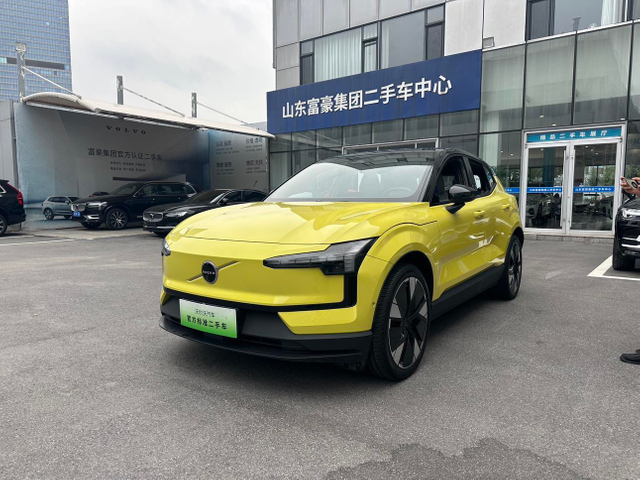 Одномоторный Volvo EX30 Long Range Ultra 2025 года