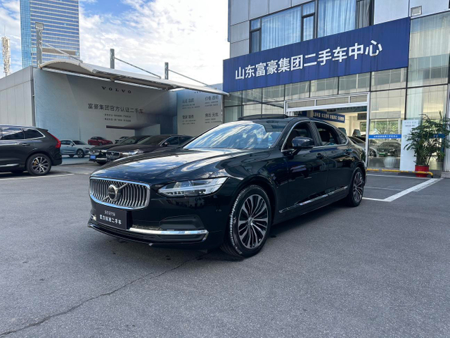 Volvo S90 B5 Momentum 2024 года