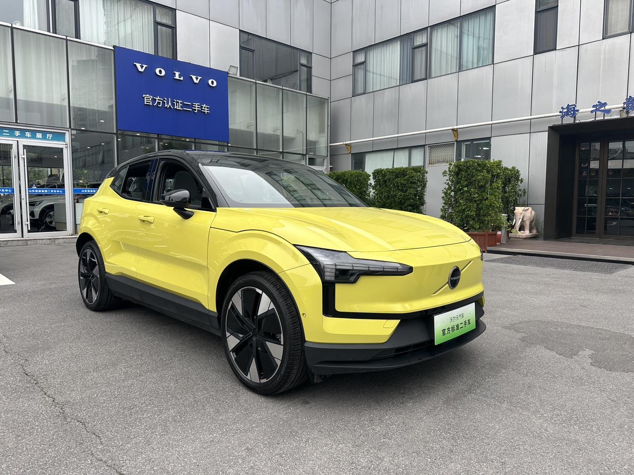Одномоторный Volvo EX30 Long Range Ultra 2025 года