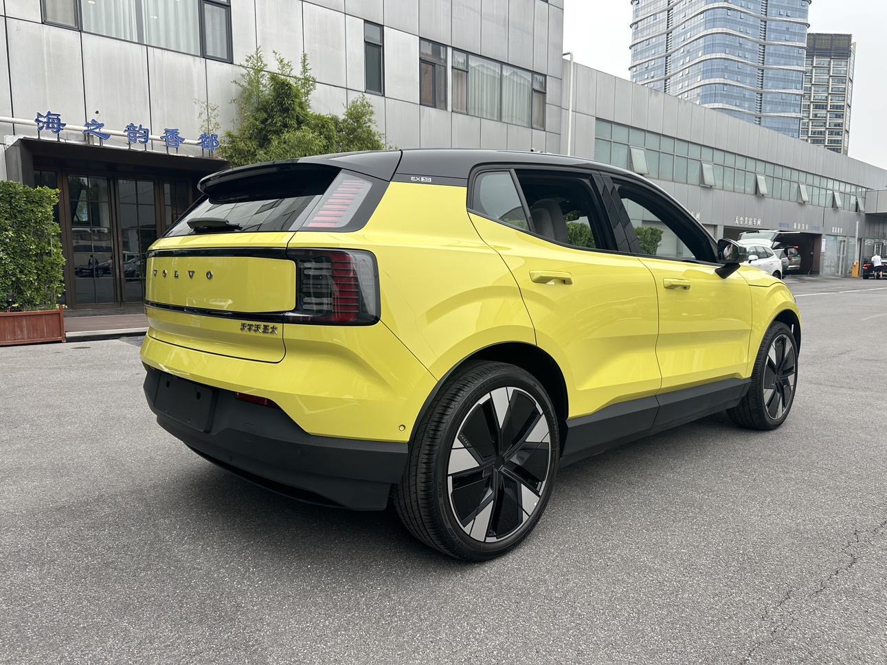 Одномоторный Volvo EX30 Long Range Ultra 2025 года