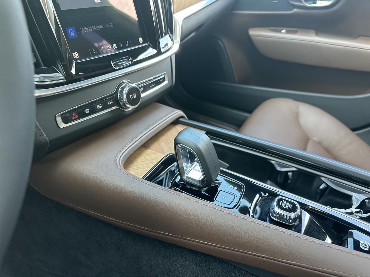 Volvo S90 B5 Momentum 2024 года