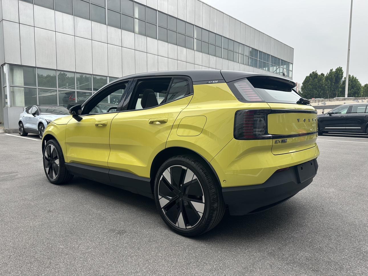 Одномоторный Volvo EX30 Long Range Ultra 2025 года