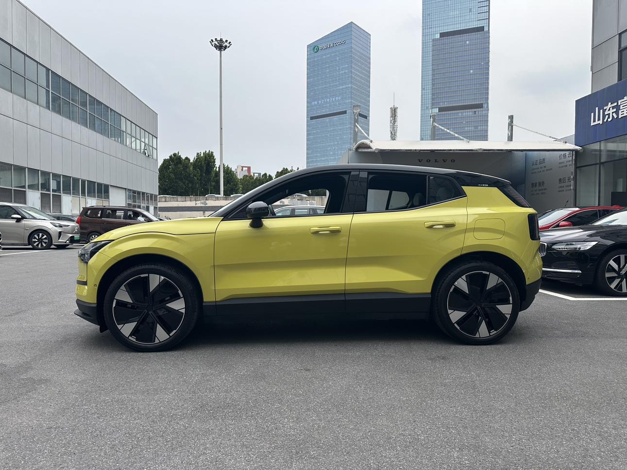 Одномоторный Volvo EX30 Long Range Ultra 2025 года